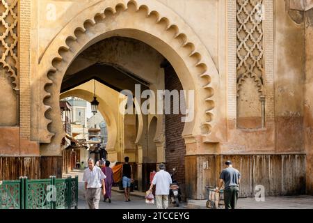 Fès, Maroc : porte de la Médina de Semmarin depuis le Fès Mellah (le plus vieux quartier juif du Maroc). Banque D'Images