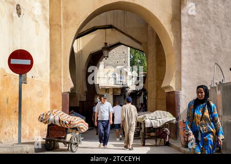 Fès, Maroc : porte de la Médina de Semmarin depuis le Fès Mellah (le plus vieux quartier juif du Maroc). Banque D'Images