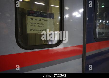 Berlin, Allemagne. 11 décembre 2023. Après dix ans, un train couchette direct pour Paris, en France, a quitté Berlin, en Allemagne, et le service comprend également une ligne pour Bruxelles. La cérémonie de départ a eu lieu le 11 décembre 2023 à Berlin. Sur la photo est vu ligne à Bruxelles, qui sera déconnecté à Francfort-sur-le-main. Crédit : Ales Zapotocky/CTK photo/Alamy Live News Banque D'Images