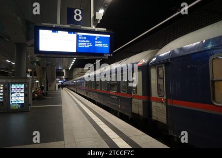 Berlin, Allemagne. 11 décembre 2023. Après dix ans, un train couchette direct pour Paris, en France, a quitté Berlin, en Allemagne, et le service comprend également une ligne pour Bruxelles. La cérémonie de départ a eu lieu le 11 décembre 2023 à Berlin. Crédit : Ales Zapotocky/CTK photo/Alamy Live News Banque D'Images