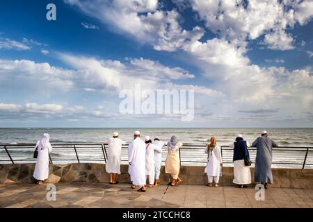 Touriste musulman regardant l'océan Atlantique depuis le front de mer sur le côté de la mosquée Hassan II, Casablanca ville, Maroc. Banque D'Images
