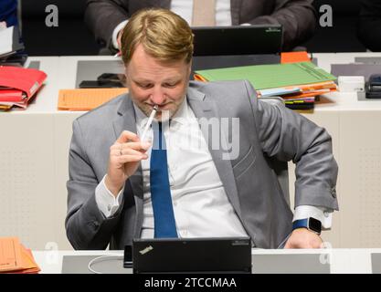 Hanovre, Allemagne. 12 décembre 2023. Gerald Heere (Verts), ministre des Finances de Basse-Saxe, siège au Parlement de Basse-Saxe. Le Parlement de l'État de Basse-Saxe est en train de finaliser le budget pour 2024. Crédit : Julian Stratenschulte/dpa/Alamy Live News Banque D'Images