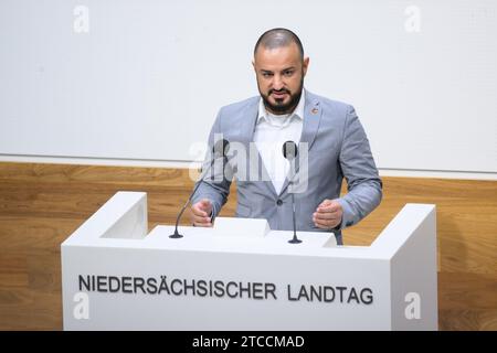 Hanovre, Allemagne. 12 décembre 2023. Omid Najafi (AfD) intervient au Parlement de Basse-Saxe. Crédit : Julian Stratenschulte/dpa/Alamy Live News Banque D'Images