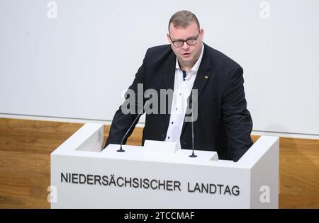 Hanovre, Allemagne. 12 décembre 2023. Ansgar Georg Schledde (AfD) intervient au Parlement de Basse-Saxe. Crédit : Julian Stratenschulte/dpa/Alamy Live News Banque D'Images