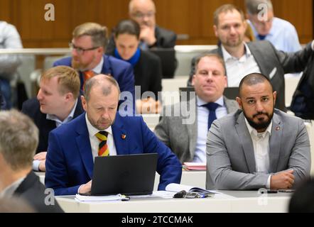 Hanovre, Allemagne. 12 décembre 2023. Les députés de l'AFD Jens-Christoph Brockmann (2e rangée, à gauche), Stefan Marzischewski-Drewes (avant gauche), Peer Lilienthal (2e rangée, à droite) et Omid Najafi siègent au Parlement de Basse-Saxe. Crédit : Julian Stratenschulte/dpa/Alamy Live News Banque D'Images