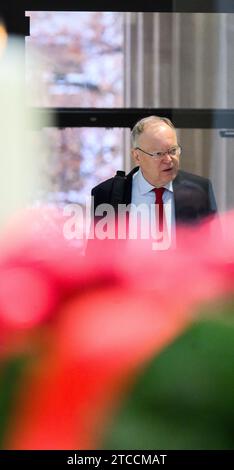 Hanovre, Allemagne. 12 décembre 2023. Stephan Weil (SPD), ministre-président de Basse-Saxe, se présente au Parlement de Basse-Saxe. Crédit : Julian Stratenschulte/dpa/Alamy Live News Banque D'Images