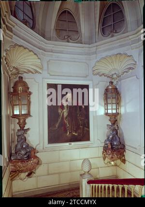 Madrid, 1966. Palais de la marquise de Santa Cruz. Escalier principal avec le portrait de José Joaquín de Silva Bazán y Sarmiento, chevalier de l'ordre de la Toison d'or et figure pertinente de la Cour à l'époque de Charles III Des deux côtés, les lanternes des navires phares des marines française et portugaise, que Álvaro de Bazán a vaincu dans la bataille de Terceira (troisième) île. Crédit : Album / Archivo ABC Banque D'Images