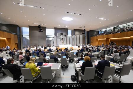 Hanovre, Allemagne. 12 décembre 2023. Les députés siègent au Parlement de l'État de Basse-Saxe. Le Parlement de l'État de Basse-Saxe est en train de finaliser le budget pour 2024. Crédit : Julian Stratenschulte/dpa/Alamy Live News Banque D'Images