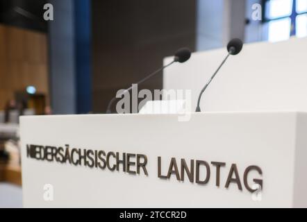 Hanovre, Allemagne. 12 décembre 2023. Le pupitre du Parlement de Basse-Saxe. Le Parlement de l'État de Basse-Saxe est en train de finaliser le budget pour 2024. Crédit : Julian Stratenschulte/dpa/Alamy Live News Banque D'Images