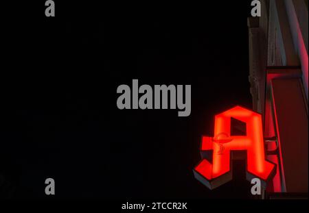 Hanovre, Allemagne. 12 décembre 2023. Un A rouge s'allume dans une pharmacie. Crédit : Julian Stratenschulte/dpa/Alamy Live News Banque D'Images