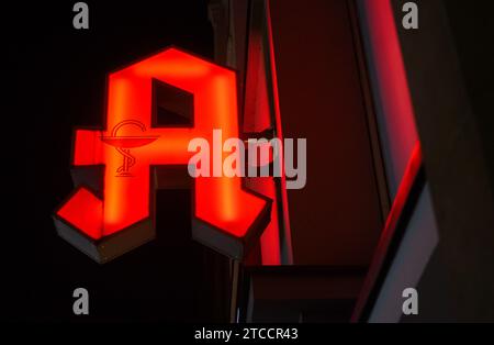 Hanovre, Allemagne. 12 décembre 2023. Un A rouge s'allume dans une pharmacie. Crédit : Julian Stratenschulte/dpa/Alamy Live News Banque D'Images