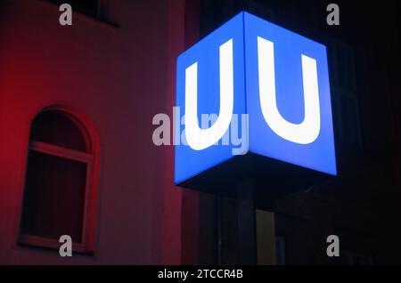 Hanovre, Allemagne. 12 décembre 2023. Un U bleu montre l'entrée d'une station de métro léger. Crédit : Julian Stratenschulte/dpa/Alamy Live News Banque D'Images