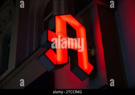 Hanovre, Allemagne. 12 décembre 2023. Un A rouge s'allume dans une pharmacie. Crédit : Julian Stratenschulte/dpa/Alamy Live News Banque D'Images