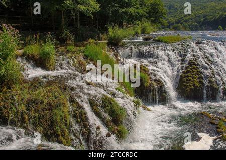 Strbacki Buk, cascade en terrasses sur la rivière una à la frontière entre la Fédération de Bosnie-Herzégovine et la Croatie. Début septembre Banque D'Images