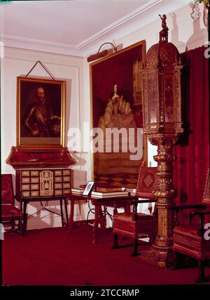 Madrid, 1966. Palais de la marquise de Santa Cruz. Salle dédiée à Álvaro de Bazán, avec un portrait de lui attribué à Juan Pantoja de la Cruz et une des lanternes qu'il transportait sur son navire pendant la bataille de Lépante. Entre eux se trouve un portrait de Francisca de Ayala de Velasco par Juan Carreño de Miranda. Crédit : Album / Archivo ABC Banque D'Images