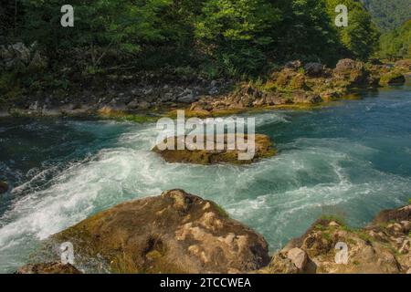 La rivière una au fond de Strbacki Buk, une cascade en terrasses à la frontière entre la Bosnie-Herzégovine et la Croatie. Début septembre Banque D'Images