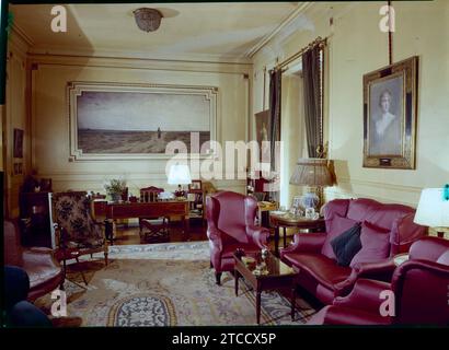 Madrid, 1966. Palais de la marquise de Santa Cruz. Une des salles, présidée par un portrait de la reine Victoria Eugenia peint par Philip Alexius de László. En arrière-plan un paysage de Modesto Urgell. Crédit : Album / Archivo ABC Banque D'Images