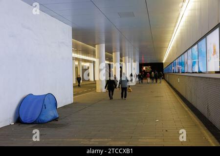 Tente d'un sans-abri dans le passage souterrain de la rue Am Domhof entre la cathédrale et le Musée Ludwig, Cologne, Allemagne. Zelt eines Obdachlos Banque D'Images