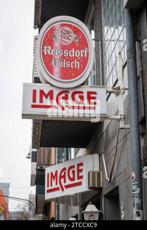 Enseigne du pub nommé image dans le centre-ville, Cologne, Allemagne. Schild der Kneipe image im Zentrum, Koeln, Deutschland. Banque D'Images