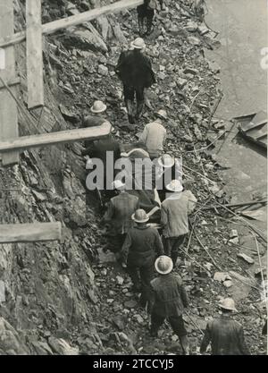 Torrejón el Rubio (Cáceres), 10/22/1965. Des brigades d'ouvriers de barrage récupèrent un des corps. Crédit : Album / Archivo ABC Banque D'Images