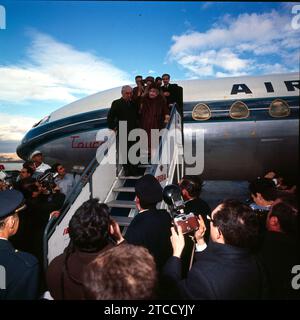 Madrid, 02/07/1968. La reine Victoria Eugenia visite Madrid à l'occasion de la naissance de son arrière-petit-fils, l'Infant Don Felipe. Sur l'image, à l'aéroport de Barajas à l'arrivée à Madrid sur l'avion "Air France" sur la ligne régulière entre Nice et Madrid. Crédit : Album / Archivo ABC / Jaime Pato,Álvaro García Pelayo,José Sánchez Martínez Banque D'Images