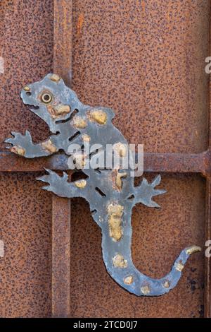 Gros plan d'un lézard vert en fer forgé par Gral sur un fond rouillé, Finalborgo, finale Ligure, Ligurie, Italie Banque D'Images