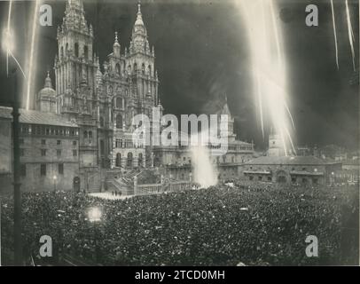 Santiago de Compostelle (la Coruña), (1950 CA.). Jour de l'Apôtre Santiago. Célébration sur la Plaza del Obradoiro avec feux d'artifice dans la nuit de la veille du Saint patron. Crédit : Album / Archivo ABC / Ksado Banque D'Images