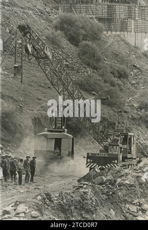 Torrejón el Rubio (Cáceres), 10/22/1965. Les hommes et les machines préparaient ce qui allait être l'une des plus grandes réalisations dans des œuvres de ce type. Crédit : Album / Archivo ABC Banque D'Images