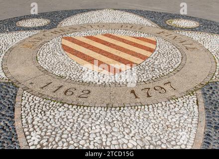 Gros plan sur le sol en galets décoré avec les armoiries du marquisat de finale sur Piazza Garibaldi, Finalborgo, finale Ligure, Savone, Italie Banque D'Images