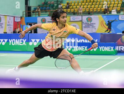 Guwahati, Inde. 09 décembre 2023. L'indienne Malvika Bansod affronte la thaïlandaise Lalinrat Chaiwan lors des demi-finales du tournoi de badminton en simple Super 100 du Yonex-Sunrise Guwahati Masters 2023 au complexe sportif intérieur Sarju Sarai. Lalinrat Chaiwan a gagné 21-12, 21-14. (Photo de Biplov Bhuyan/SOPA Images/Sipa USA) crédit : SIPA USA/Alamy Live News Banque D'Images