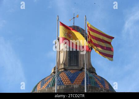 Barcelone, 12/22/2017. Drapeau espagnol et catalan dans le palais de la Generalitat de Catalogne. Photo : Jaime García ARCHDC. Crédit : Album / Archivo ABC / Jaime García Banque D'Images