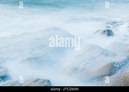 Les vagues entraînées par le vent s'écrasent sur la côte rocheuse de la Suède Banque D'Images