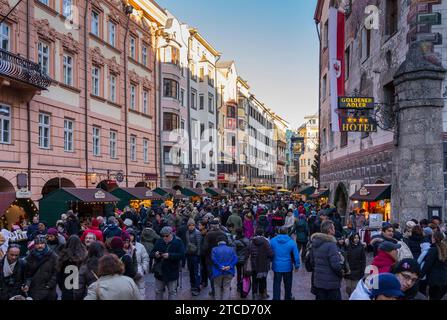 Autriche. État du Tyrol. Ville d'Innsbruck. Touristes marchant dans les rues de la vieille ville. Innsbruck est la capitale de l'État fédéral de Tyr Banque D'Images