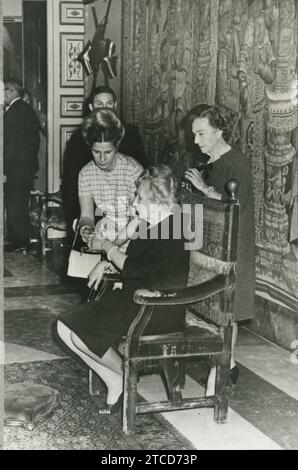 Madrid, 02/07/1968. La reine Victoria Eugenia visite Madrid à l'occasion de la naissance de son arrière-petit-fils, l'Infant Don Felipe. A l'image, le souverain avec la duchesse d'Alba, lors d'un événement tenu au Palais de Liria. Crédit : Album / Archivo ABC Banque D'Images