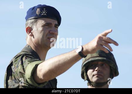 Saragosse, 10/30/2015. HM King Felipe VI, assiste à l'exercice Trident Juncture, sur le terrain de manœuvre du Cenad de San Gregorio. Photo : Fabian Simón Archdc. Crédit : Album / Archivo ABC / Fabián Simón Banque D'Images