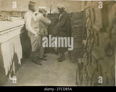 Melilla, septembre 1909. Guerre marocaine. Soldats avec des armes ennemies. Crédit : Album / Archivo ABC / Charles Trampus Banque D'Images