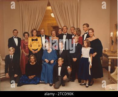 El Pardo (Madrid), 10/12/1985. Mariage doré des comtes de Barcelone au Palacio del Pardo. Sur l'image, Don Juan et son épouse Doña María de las Mercedes, Juan Carlos I et la reine Sofía, le prince Felipe, les Infantes Elena et Cristina, les ducs de Badajoz Luis Gómez-Acebo et Pilar de Borbon, Simoneta, Juan, Alfonso, Fernando et Bruno Gómez-Acebo, les ducs de Soria Carlos Zurita et Margarita de Borgon avec et leurs enfants, Alfonso et Maria Zurita. Crédit : Album / Archivo ABC / DALDA Banque D'Images