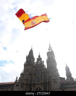 Santiago de Compostelle (Galice), 07/25/2018. Fête de Galice. Sur l'image, un parachutiste traverse la Plaza del Obradoiro avec le drapeau espagnol. Photo : Miguel Muñiz ARCHDC. Crédit : Album / Archivo ABC / Miguel Muñiz Banque D'Images