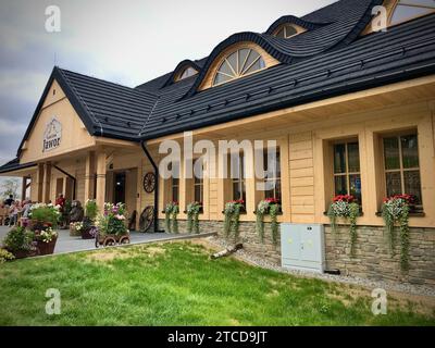 Un restaurant près de la tour d'observation du téléphérique sur Solina dans les montagnes de Bieszczady Banque D'Images