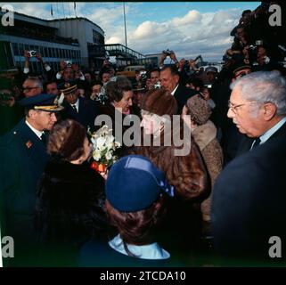 Madrid, 02/07/1968. La reine Victoria Eugenia visite Madrid à l'occasion de la naissance de son arrière-petit-fils, l'Infant Don Felipe. A son image, la Ministre de l’Air, représentante du Chef de l’Etat, salue le souverain. Derrière, les comtes de Barcelone. Crédit : Album / Archivo ABC / Jaime Pato,Álvaro García Pelayo,José Sánchez Martínez Banque D'Images