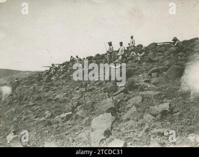 Melilla, septembre 1909. Guerre marocaine. L'offensive victorieuse des Espagnols dans le Riff : les troupes espagnoles jettent le feu sur le soco. Crédit : Album / Archivo ABC / Charles Trampus Banque D'Images