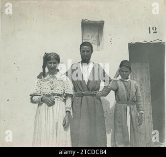 Guerre marocaine. Campagne de Melilla, 1909. Une famille hébraïque dans la région du RIF. Crédit : Album / Archivo ABC Banque D'Images