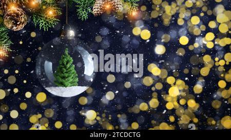 Arbre de Noël dans la boule en verre avec branche de sapin sur fond enneigé d'hiver. Banque D'Images
