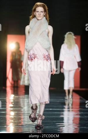 Madrid, 02/19/2016. Mbfw Mercedes Benz Fashion week. Défilé Juan Duyos. Photo : de Saint Bernard et Ange par Antonio Archdc. Crédit : Album / Archivo ABC / Eduardo San Bernardo,Ángel de Antonio Banque D'Images