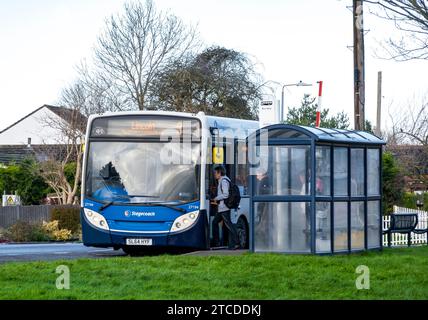 Passagers embarquant dans un bus à étage, Cherry Willingham, Lincolnshire, Angleterre, Royaume-Uni Banque D'Images