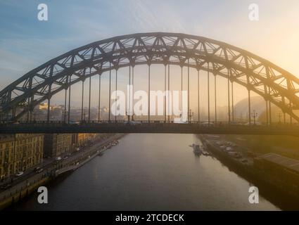 Fermer l'image drone de Tyne Bridge sur une aube d'automne brumeuse. Le centre du sage est vu derrière Banque D'Images