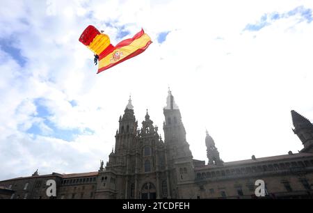 Santiago de Compostelle (Galice), 07/25/2018. Fête de Galice. Sur l'image, un parachutiste traverse la Plaza del Obradoiro avec le drapeau espagnol. Photo : Miguel Muñiz ARCHDC. Crédit : Album / Archivo ABC / Miguel Muñiz Banque D'Images