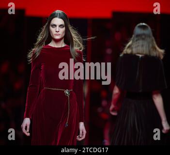 Madrid, 02/19/2016. Mbfw Mercedes Benz Fashion week. Juanjo Oliva. Photo : de Saint Bernard et Ange par Antonio Archdc. Crédit : Album / Archivo ABC / Ángel de Antonio,Eduardo San Bernardo Banque D'Images