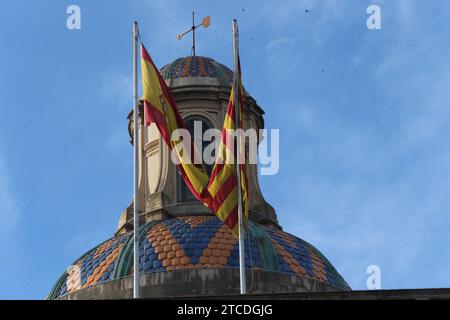 Barcelone, 12/22/2017. Drapeau espagnol et catalan dans le palais de la Generalitat de Catalogne. Photo : Jaime García ARCHDC. Crédit : Album / Archivo ABC / Jaime García Banque D'Images