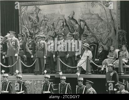 Madrid, 5/28/1978.- a l'occasion de la célébration de la Journée des forces armées, un défilé a été organisé sous la présidence du roi Juan Carlos, qui accompagné de la reine Sofía, du prince des Asturies et des infantes Doña Elena et Doña Cristina, a assisté au passage de milliers d'hommes de la tribune décorée d'une tapisserie du patrimoine national. Crédit : Album / Archivo ABC / Manuel Sanz Bermejo Banque D'Images